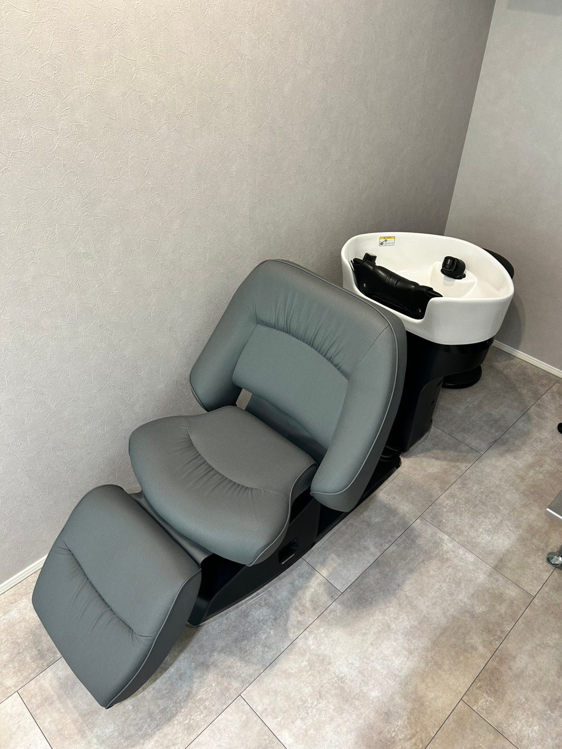 シャンプー用のいすと洗面ボウル、足置き