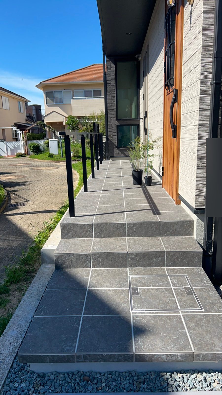 入口へ続く通路と階段
